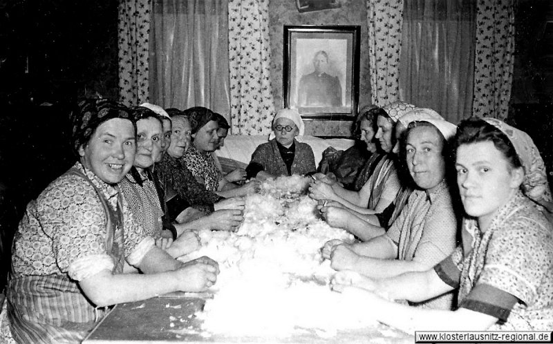 1953 Klosterlausnitzer Frauen beim Federnschleißen