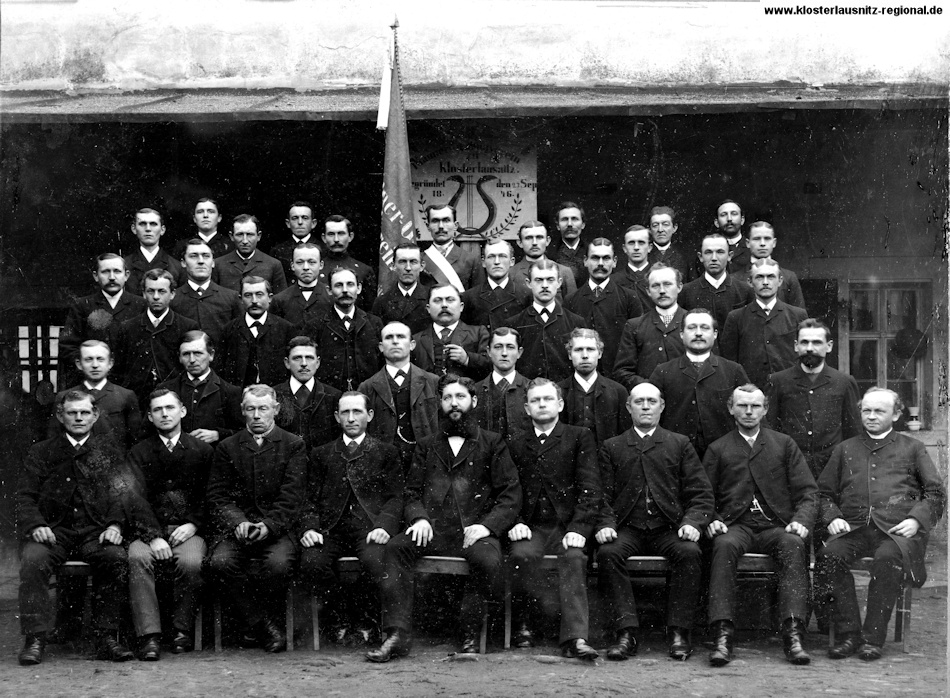 Aufnahme des (Männer-) Gesangsvereins Klosterlausnitz vom 02.12.1894. Gegründet wurde der Chor am 23.09.1846 (Schild im Hintergrund).