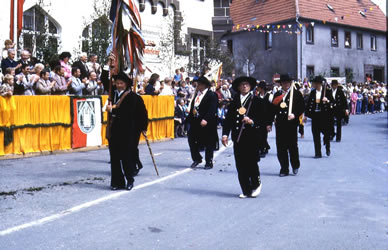 Darstellung des Zimmermannsumzuges zum Festumzug „850 Jahre Klosterlausnitz“ von 1987.