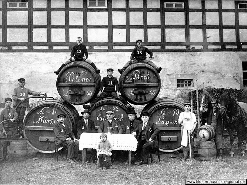 29.02.1929 Klosterlausnitzer Kommunbrauerei, Belegschaft im Brauereihof