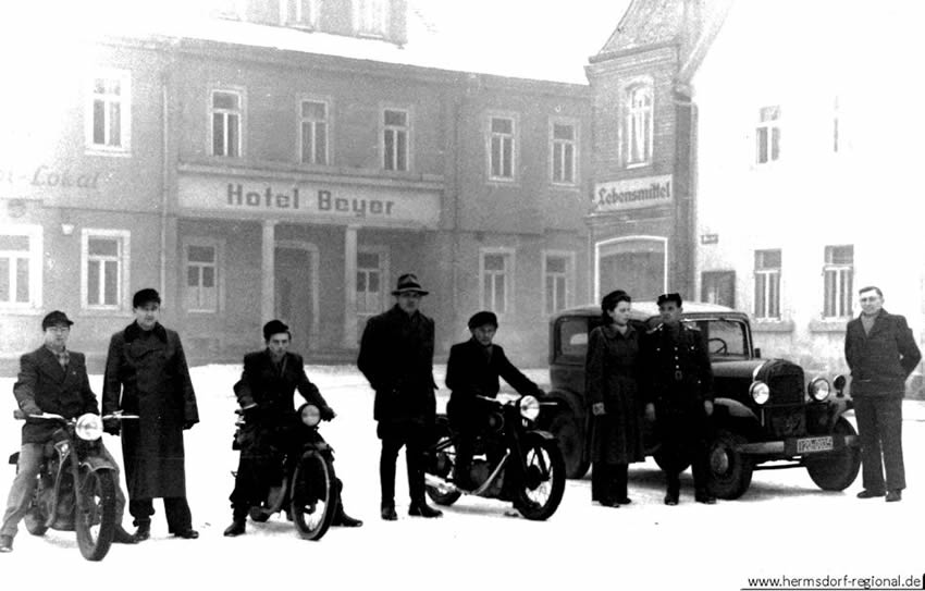 Die Fahrschule Pflügner aus Stadtroda führte nach dem Krieg Fahrschullehrgänge durch. Das Foto zeigt die Teilnehmer zur Abschlußprüfung am 19.12.1952. Das Kennzeichen auf dem PKW "Opel P 4" lautet ST 20-0035.