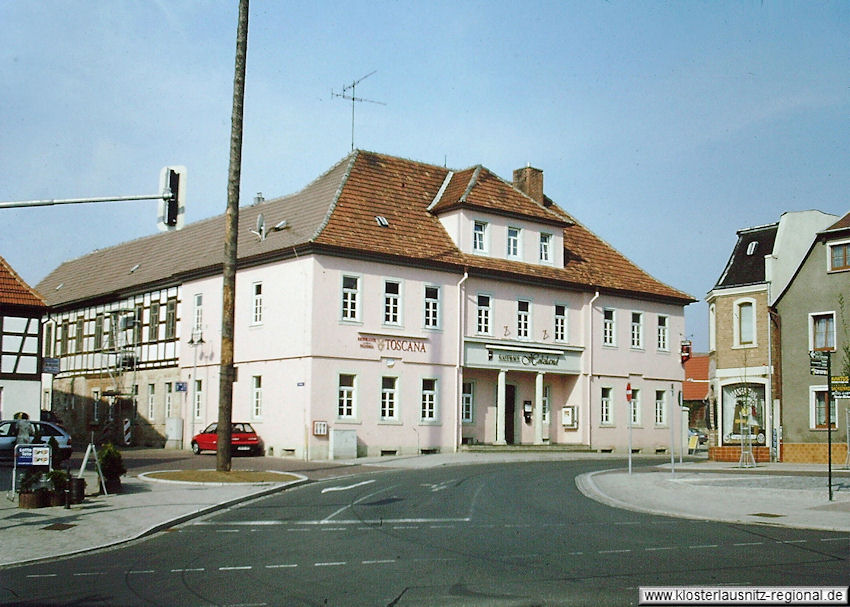 Im Jahr 1990 wurde es als Hotel "Holzland" wieder eröffnet.