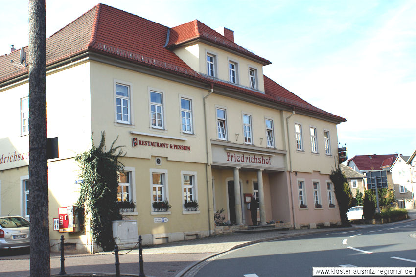 Im Jahre 2003 und 2004 wurde das Haus saniert und erhielt auch seinen traditionellen Namen "Friedrichshof" zurück. Die Gästezimmer wurden im Landhausstiel eingerichtet und verfügen über einen modernen Standart.