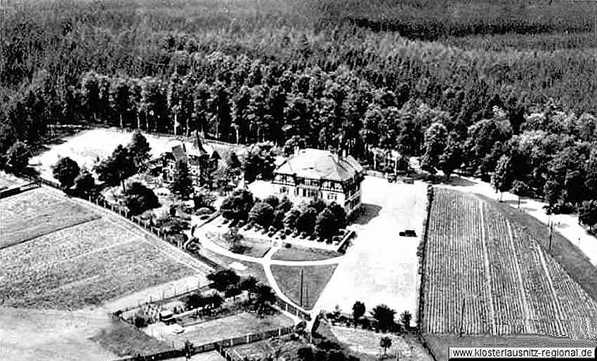 Luftbild aus dem Jahr 1927 - Hotel und Restaurant "Waldhaus zur Köppe" links Villa Flora. 