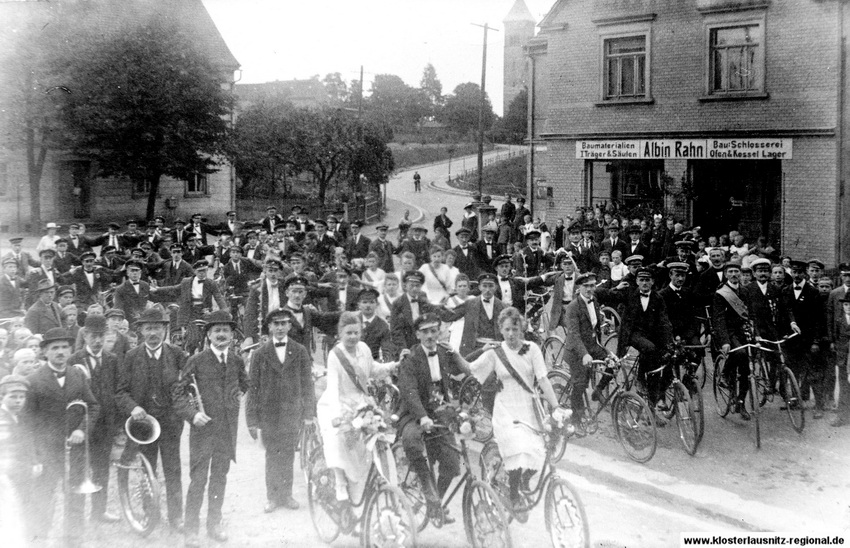 Aufnahme des Radfahrvereines zwischen 1920 und 1924. Die Klosterstraße ist bereits fertig, die spätere Bank und Post steht noch nicht.