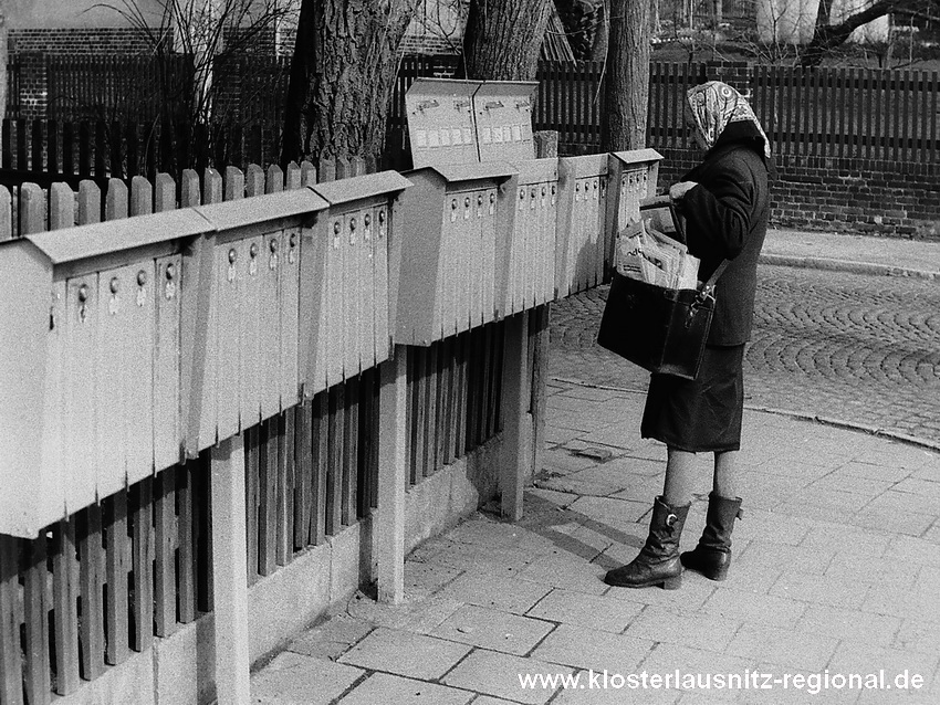 Die Postbotin befüllt in der Bahnhofstraße Sammel-Briefkästen, die in den 1970er und 1980er Jahren Mode waren.