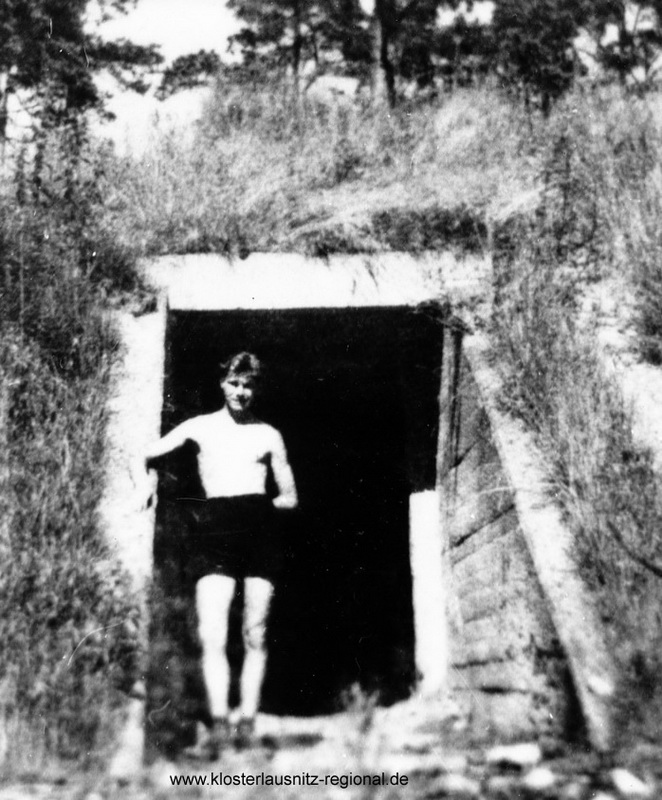 Der Bad Klosterlausnitzer Jugendliche Günther Poppe 1946 vor einem Bunkereingang.