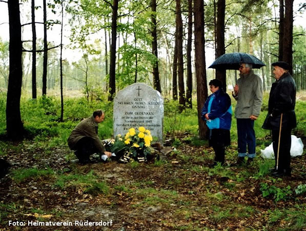 Im Mai 2004 setzte der Heimatverein Rüdersdorf einen Gedenkstein an die Fundstelle der neun Skelette.