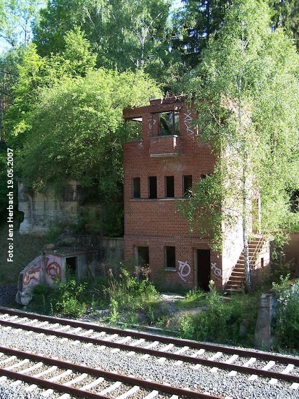 Reste des 1936 errichteten Stellwerkes. Sie wurden 2007 abgerissen und die Gleise in die LMuna zurück gebaut.