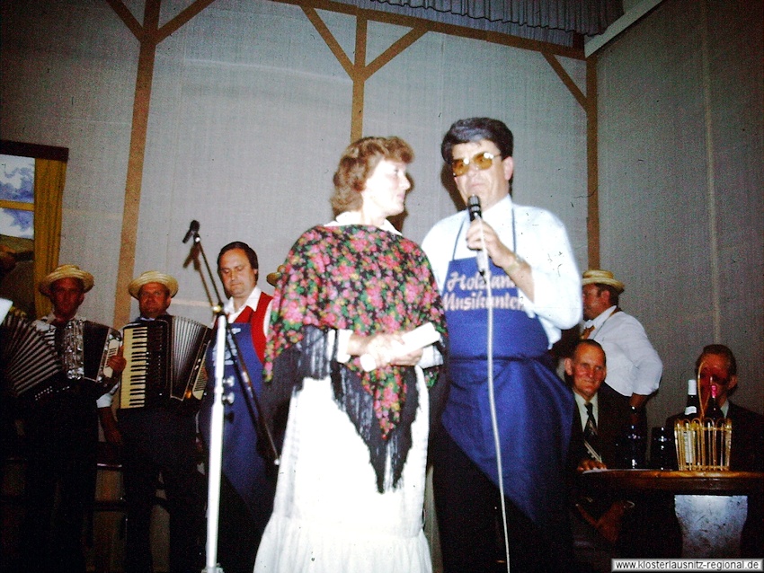 Erhard Walter 1989 bei der Moderation einer Veranstaltung, im Hintergrund die "Schrammler".
