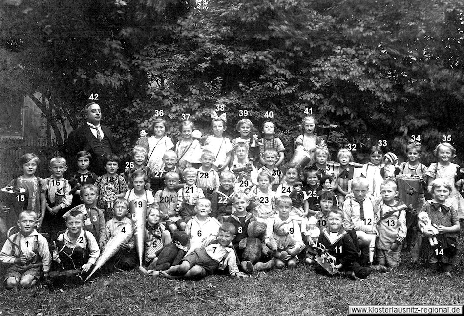 Klassenjahrgang 1930 - 1938 Foto Schuleinführung 1930 mit Oberlehrer Willy Hemmann