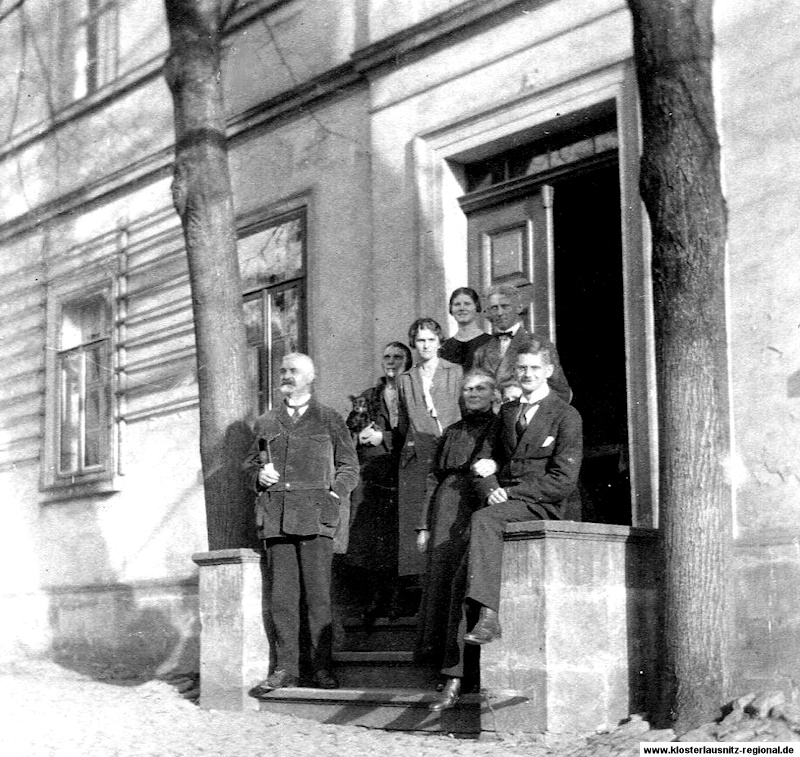 Kantor Edmund Büchel mit Familie vor der Schule.