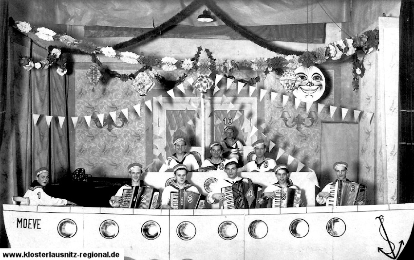 Fasching 1953 in Bad Klosterlausnitz - Die Musiker im Hotel Beyer in der Bühnenkulisse. 
