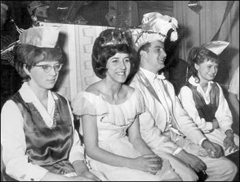 Das Prinzenpaar des Jahres 1965 mit den Pagen Rosemarie Theumer und Brigitte Allies.