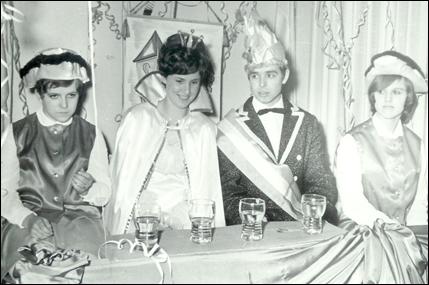 Prinzenpaar Christine Adler und Axel Friedrich mit den Pagen Bettina Jilek und Birgit Gruber der Saison 1968 / 1969.